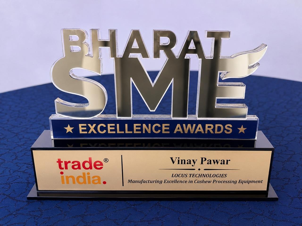 Bharat SME Excellence Award trophy presented to Vinay Pawar, LOCUS Technologies